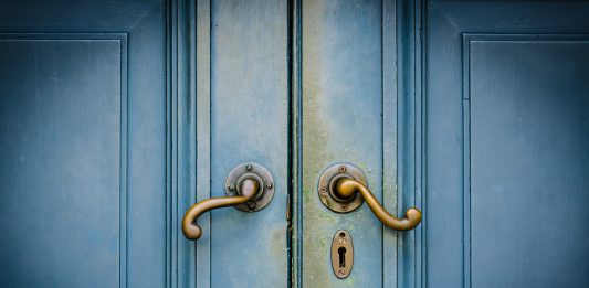 Za zamkniętymi drzwiami