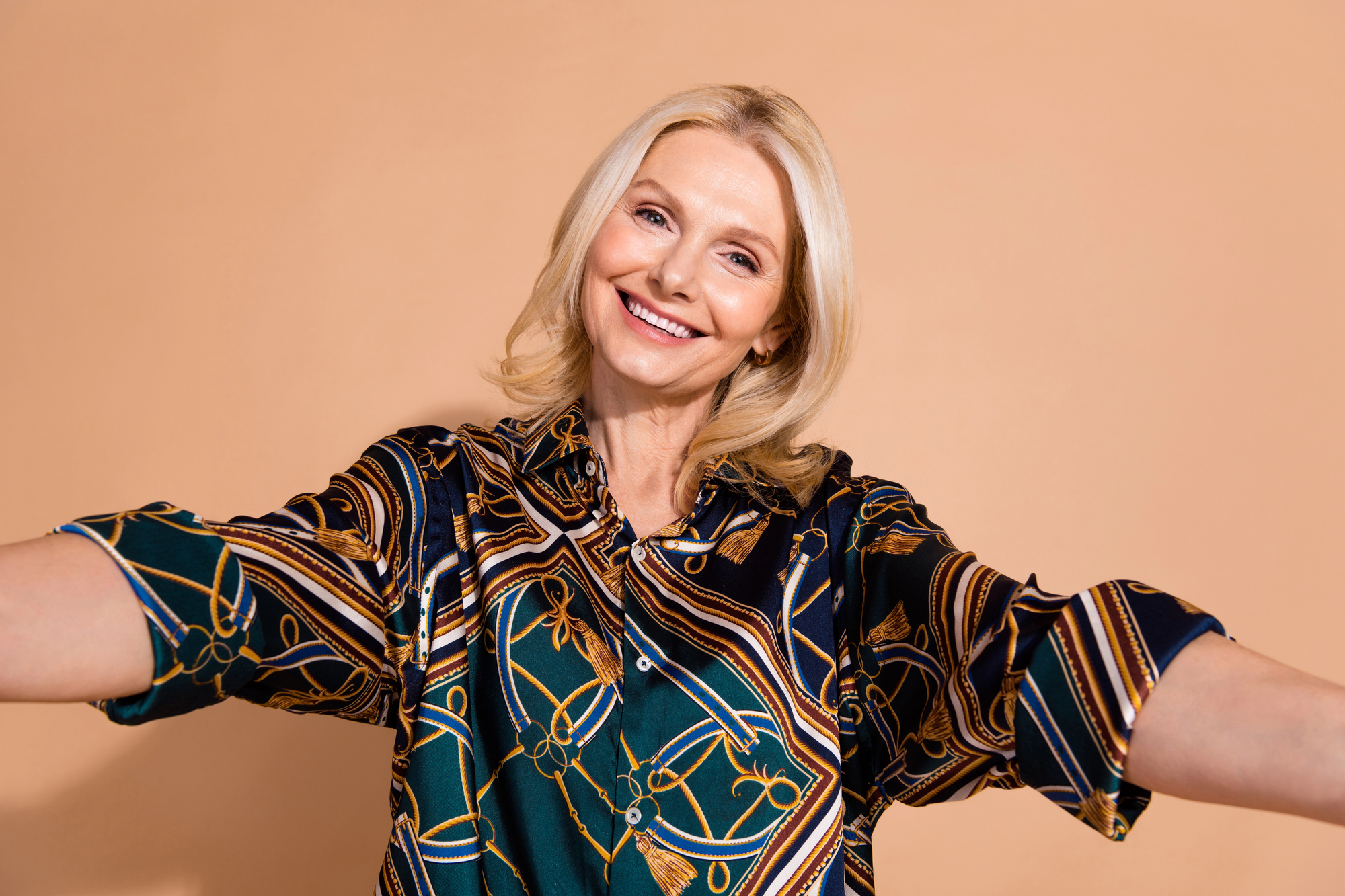 Dlaczego dojrzałe kobiety wolą młodszych? Bo mogą ich woleć?