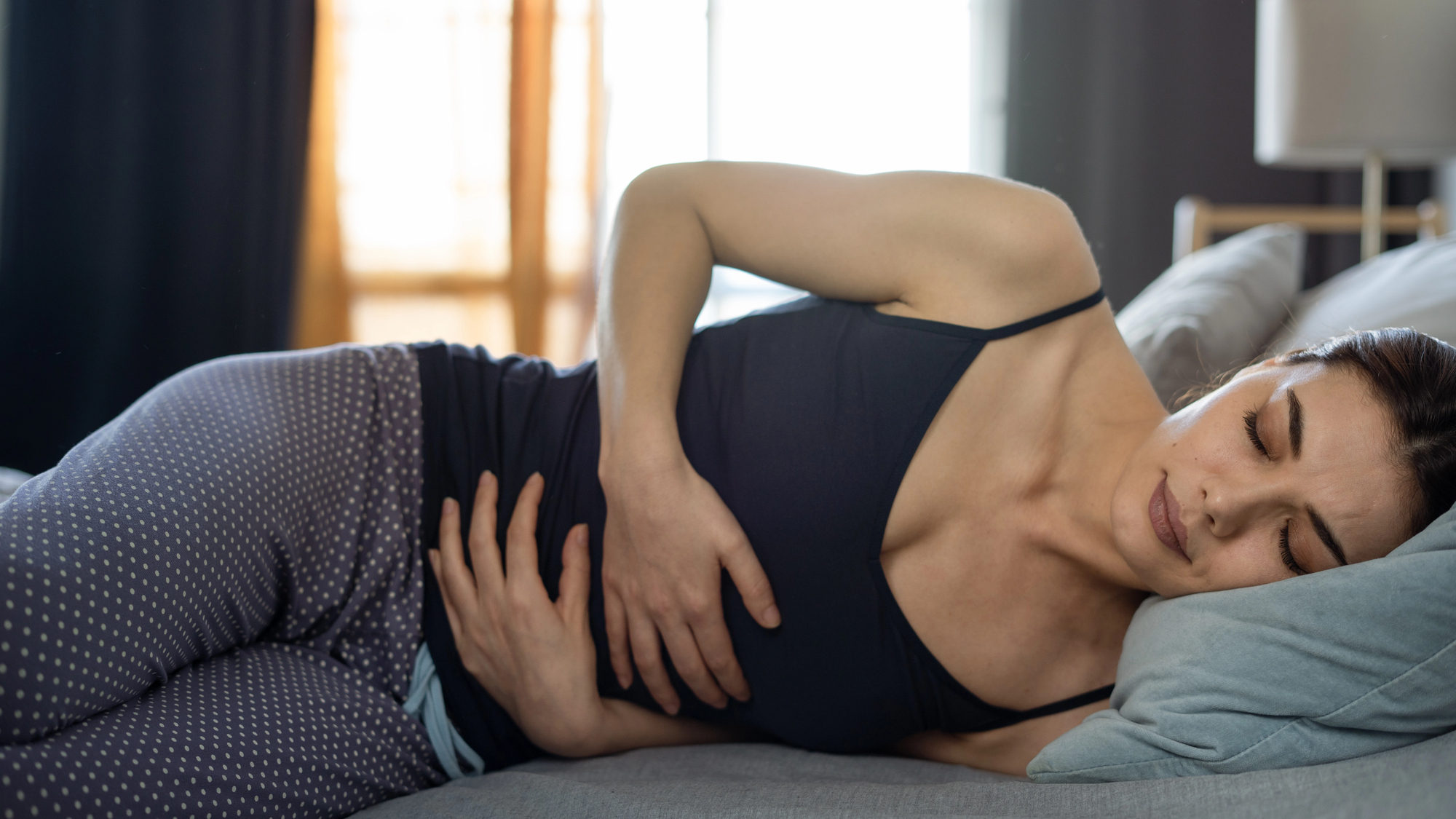 Endometrioza: choroba, która krzyczy szeptem. Jak rozpoznać sygnały, zanim zacznie boleć?