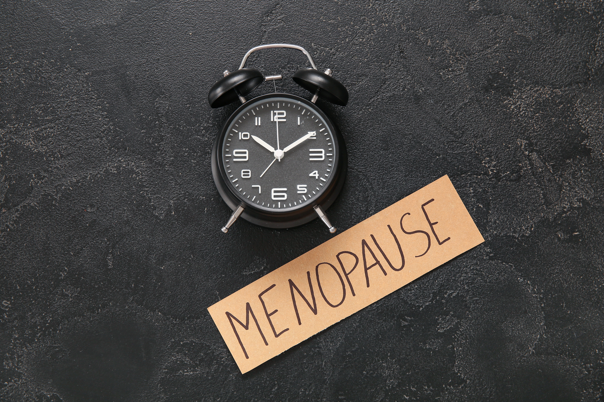 Menopauza + tarczyca: duet, który potrafi grać jak orkiestra… albo jak dwie rozstrojone trąbki