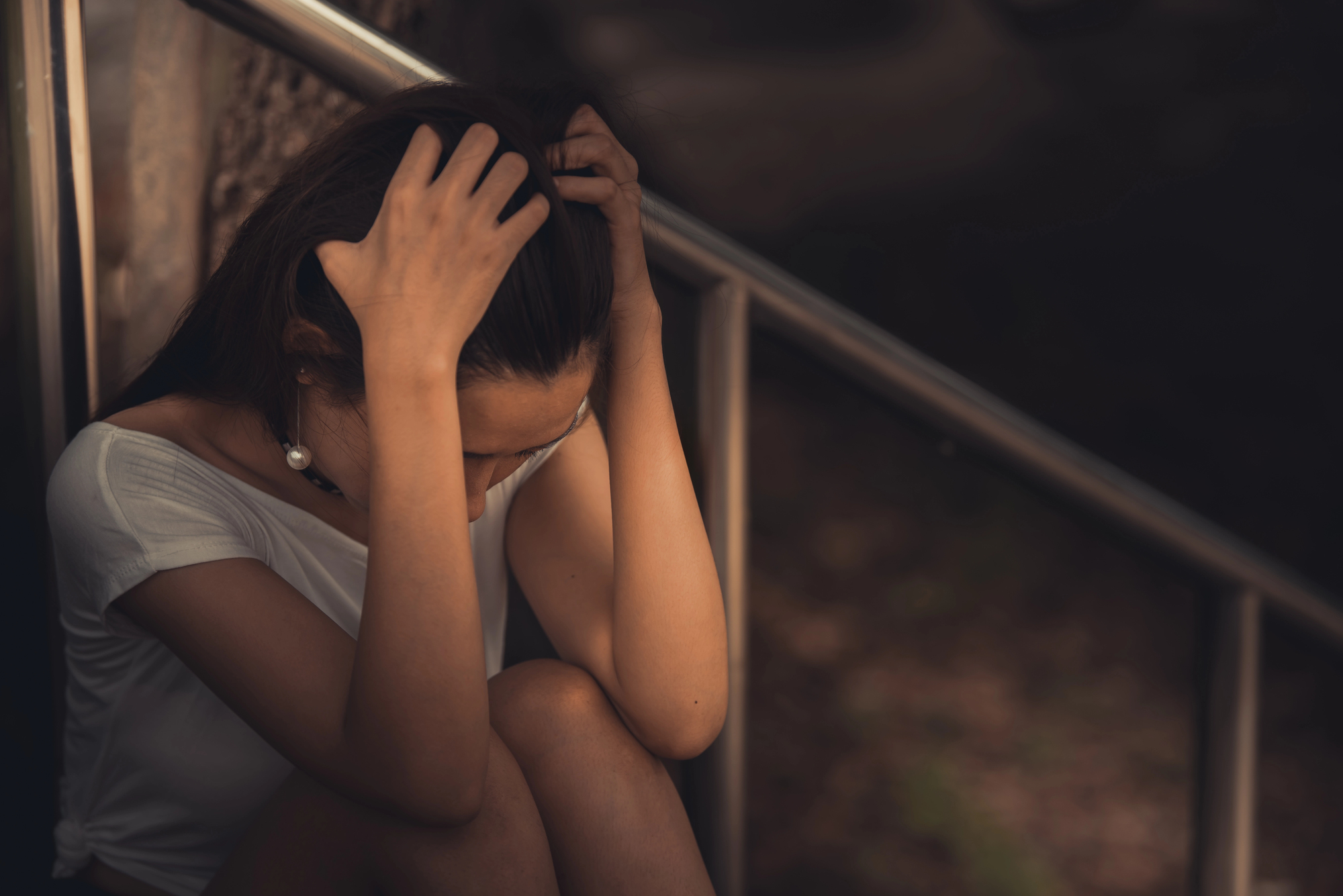 „Przecież tylko żartuję”. Poniżanie w związku zaczyna się niewinnie